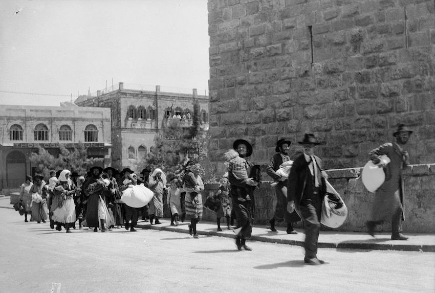 Jews_flee_the_Old_City_of_Jerusalem,_August_1929